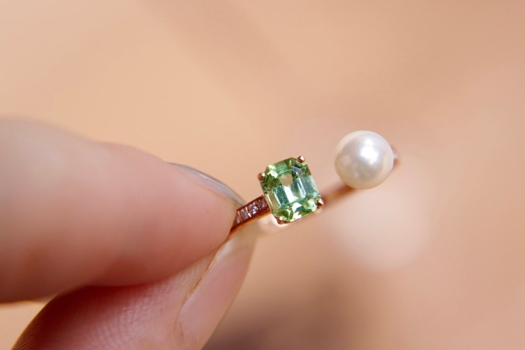 18K Gold Natural Afghan Green Tourmaline Ring: Title: 18K Gold Natural Afghan Green Tourmaline Ring Description: This ring is meticulously set in 18K gold, featuring a natural Afghan green tourmaline that showcases a captivating color and elegant 