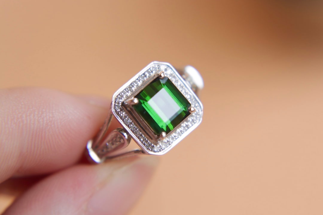 18K Gold Natural Tourmaline Ring: Title: 18K Gold Natural Tourmaline Ring Description: This 18K gold natural tourmaline ring captivates with its clean crystal and stunning color, featuring thick gold inlaid with genuine diamonds from