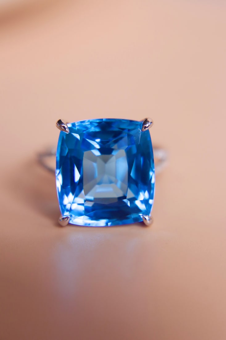 18K Gold Natural Topaz Ring: Title: 18K Gold Natural Topaz Ring Description: This 18K gold ring features a stunning 17.75-carat natural topaz, surrounded by brilliant full-cut diamonds, showcasing a perfect blend of elegance and