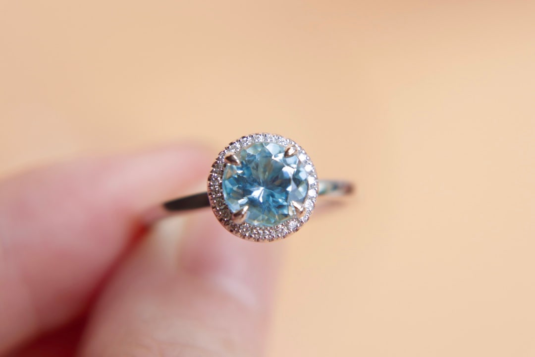 18K Gold Natural Aquamarine Ring: Title: 18K Gold Natural Aquamarine Ring Description: This 18K gold ring features a stunning aquamarine stone, complemented by brilliant diamonds that enhance its luxurious appeal. The substantial meta