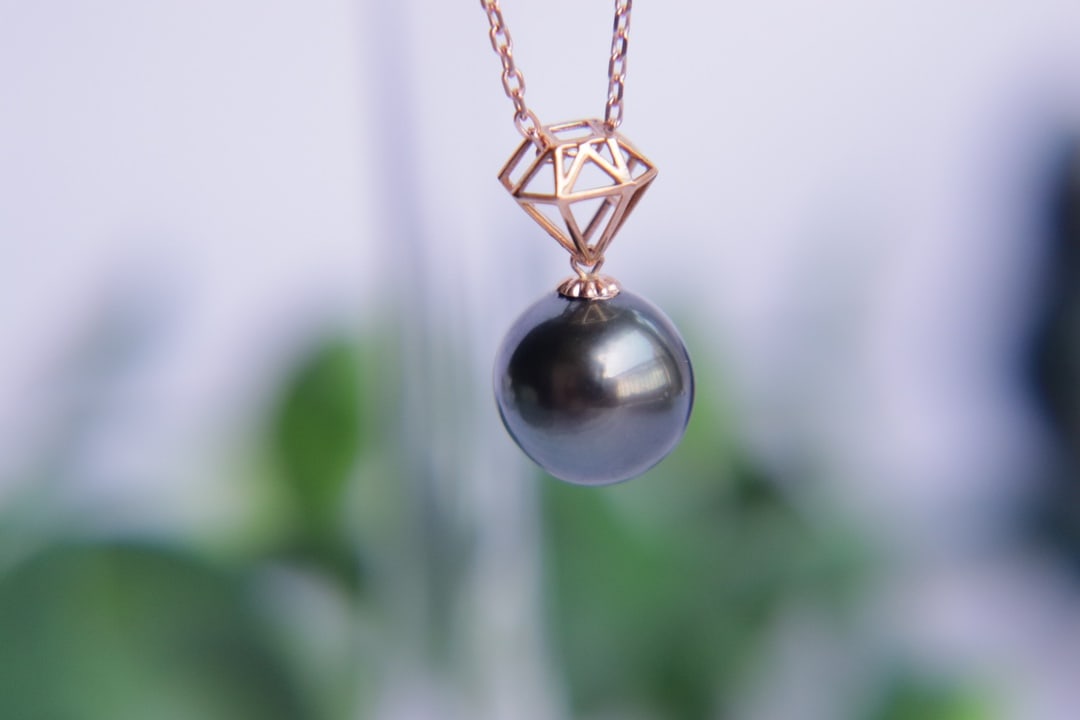 18K Gold Natural Peacock Green Tahitian Sea Pearl Pendant: Title: 18K Gold Natural Peacock Green Tahitian Sea Pearl Pendant Description: This pendant is meticulously crafted in 18K gold, featuring a natural peacock green Tahitian sea pearl with a diameter of 