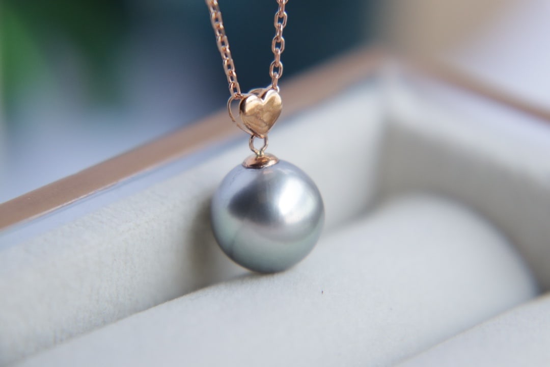 18K Gold Flawless Tahitian Sea Pearl Pendant - 12