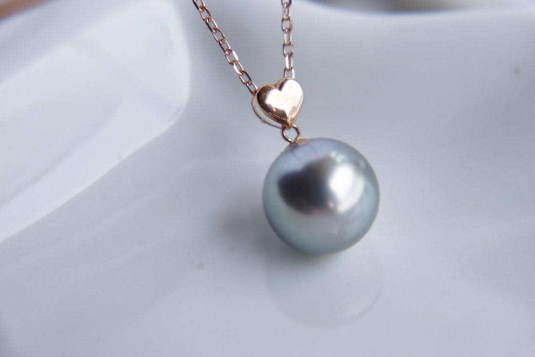 18K Gold Flawless Tahitian Sea Pearl Pendant - 4