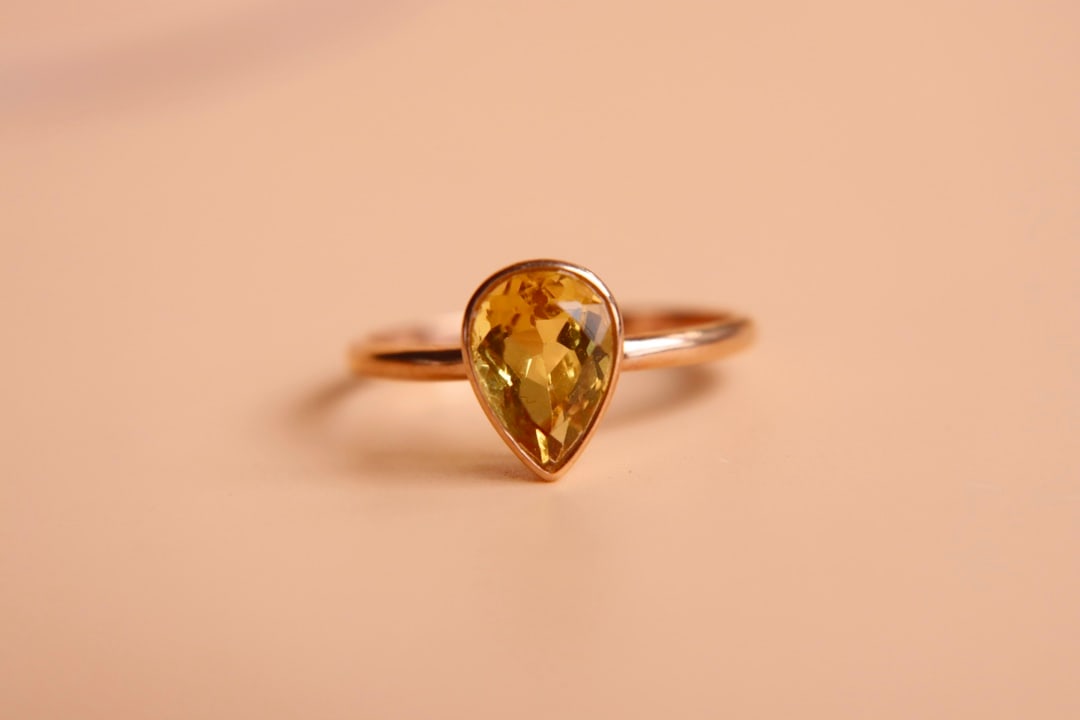 18K Gold Natural Yellow Aquamarine Ring: Title: 18K Gold Natural Yellow Aquamarine Ring Description: This 18K gold ring set with a yellow aquamarine features a main stone weighing 1.4 carats, showcasing a captivating color and perfect