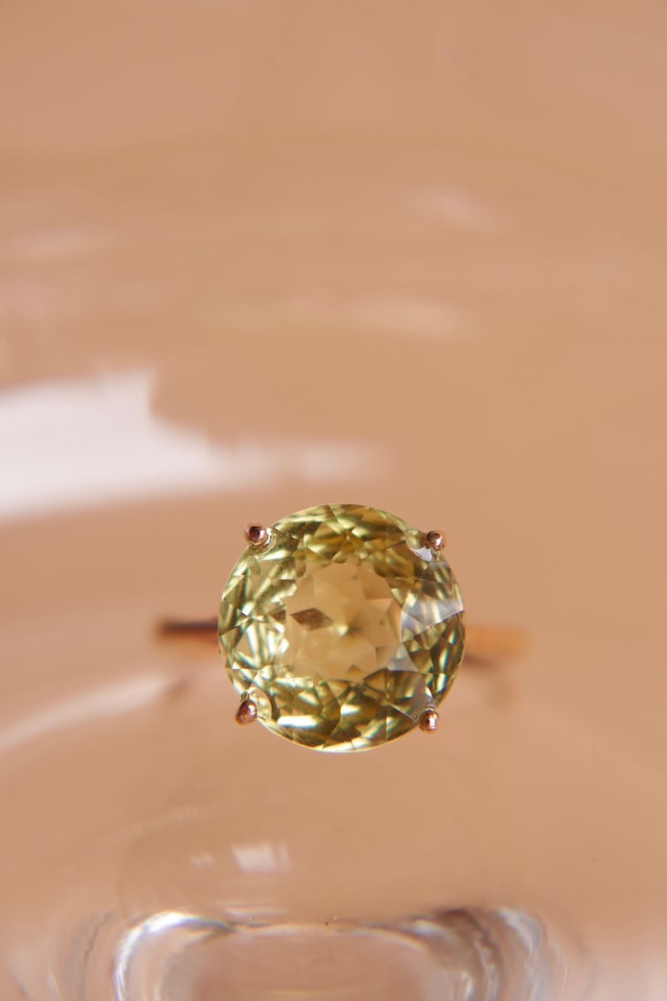 18K Gold Natural Lemon Quartz Ring: Title: 18K Gold Natural Lemon Quartz Ring Description: This 18K gold ring set with lemon quartz features a stunning main stone weighing 6.56 carats, showcasing a beautiful color and crystal clarity