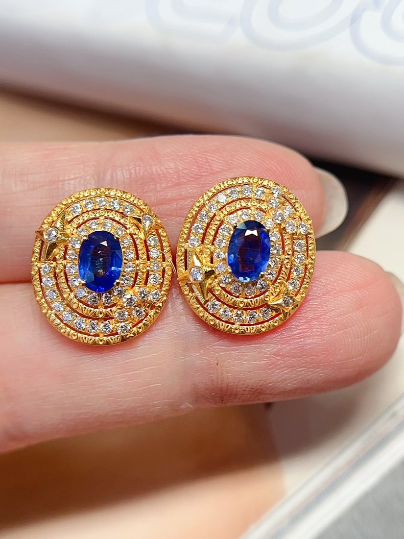18K Gold Natural Sapphire Earrings: Title: 18K Gold Natural Sapphire Earrings Description: These earrings showcase a royal blue hue and an elegant design, perfectly blending classic and sophisticated elements. The brilliance of the main