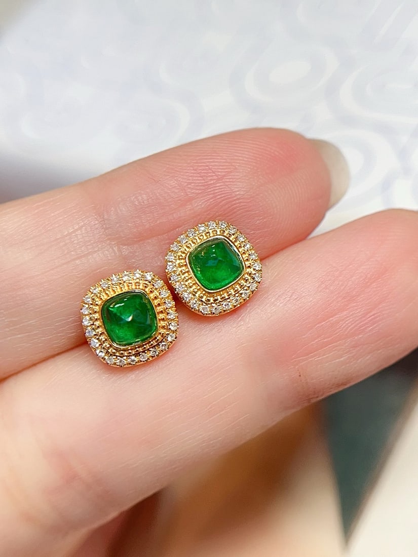 18K Gold Natural Emerald Earrings: Title: 18K Gold Natural Emerald Earrings Description: These earrings showcase elegance and timeless charm with a classic design. The main stone features a vibrant 'spicy green' color, clean and flawle