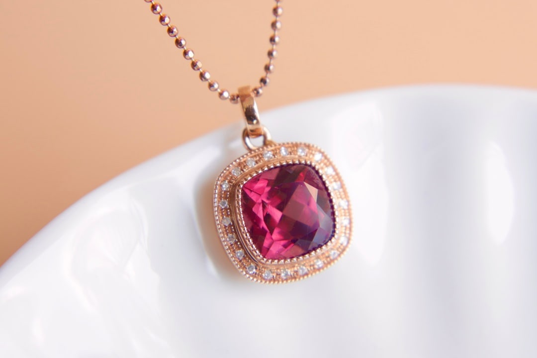 18K Gold Natural Magnesium Aluminum Garnet Pendant: Title: 18K Gold Natural Magnesium Aluminum Garnet Pendant Description: This pendant is meticulously set in 18K gold, featuring a 3.25-carat magnesium aluminum garnet that showcases a vibrant color,
