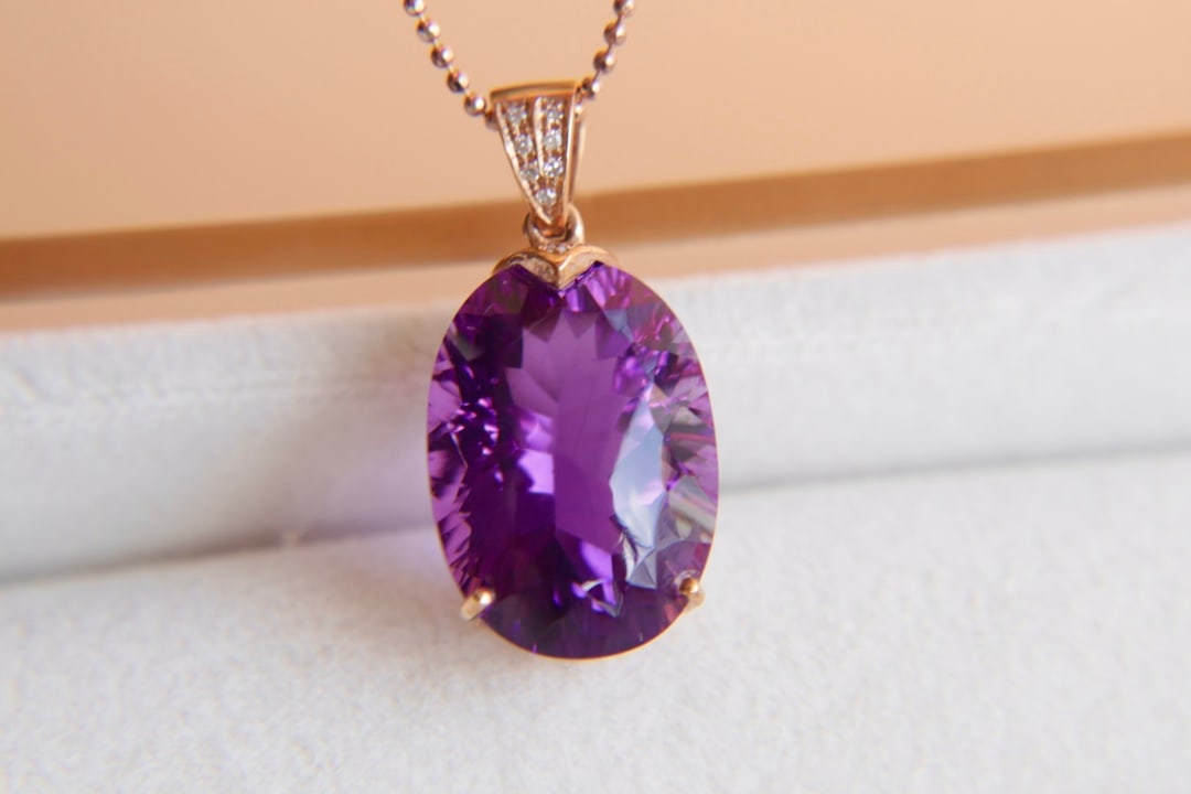 18K Gold Natural Amethyst Pendant: Title: 18K Gold Natural Amethyst Pendant Description: This 18K gold pendant features a stunning 11.25-carat natural amethyst, showcasing a perfect blend of elegance and simplicity with its vibrant