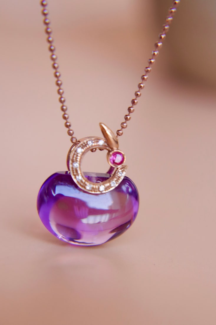18K Gold Natural Amethyst Pendant: Title: 18K Gold Natural Amethyst Pendant Description: This 18K gold pendant features a natural amethyst with a completely clear crystal, showcasing a perfect blend of elegance and luxury. The diamonds