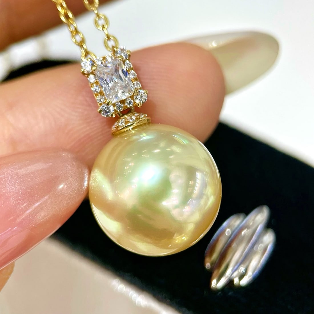 18K Gold Natural South Sea Pearl Pendant: Title: 18K Gold Natural South Sea Pearl Pendant Description: This pendant features a rare South Sea pearl as the main stone, with a round shape and slight imperfections that emit a delicate and