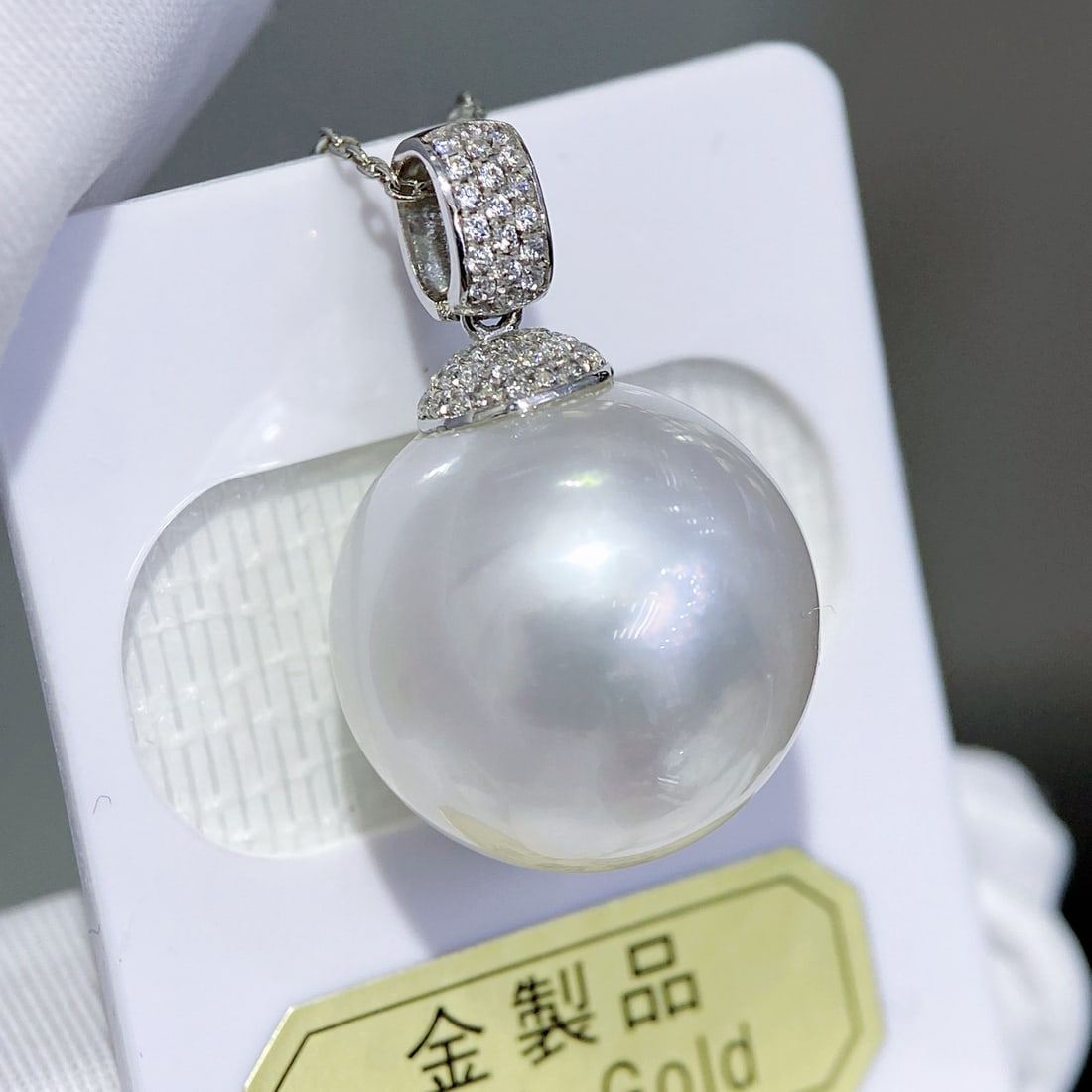 18K white gold Australian white pearl pendant: Title: 18K white gold Australian white pearl pendant Description: This pearl pendant is breathtaking for its near-flawless round shape and lustrous sheen, showcasing exquisite craftsmanship and natura