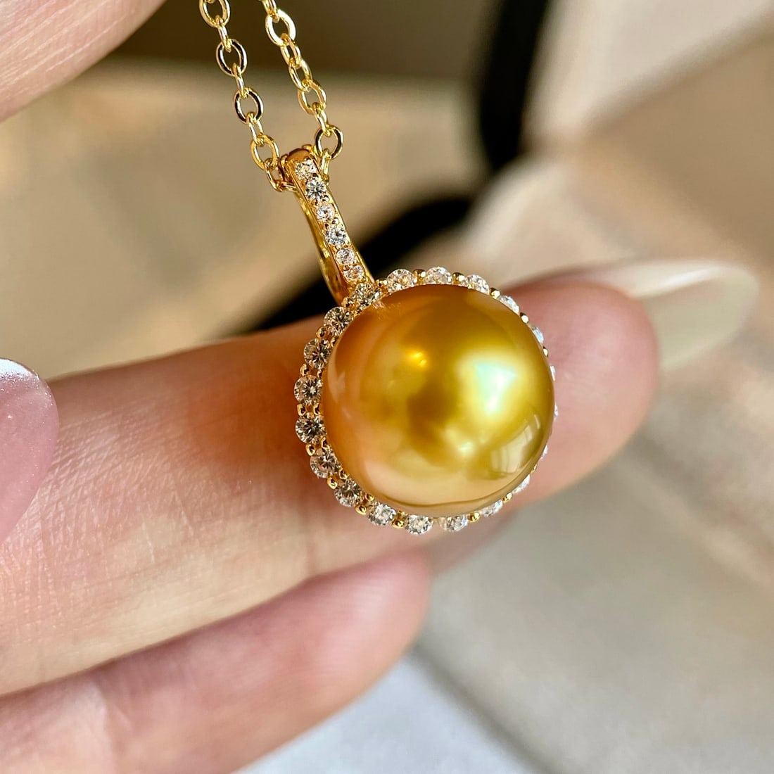 Sunflower Gold Pearl Pendant: Title: Sunflower Gold Pearl Pendant Description: This pendant is inspired by the classic sunflower design, featuring a premium gold pearl of 12-13mm that showcases a rich golden luster. The pearl is