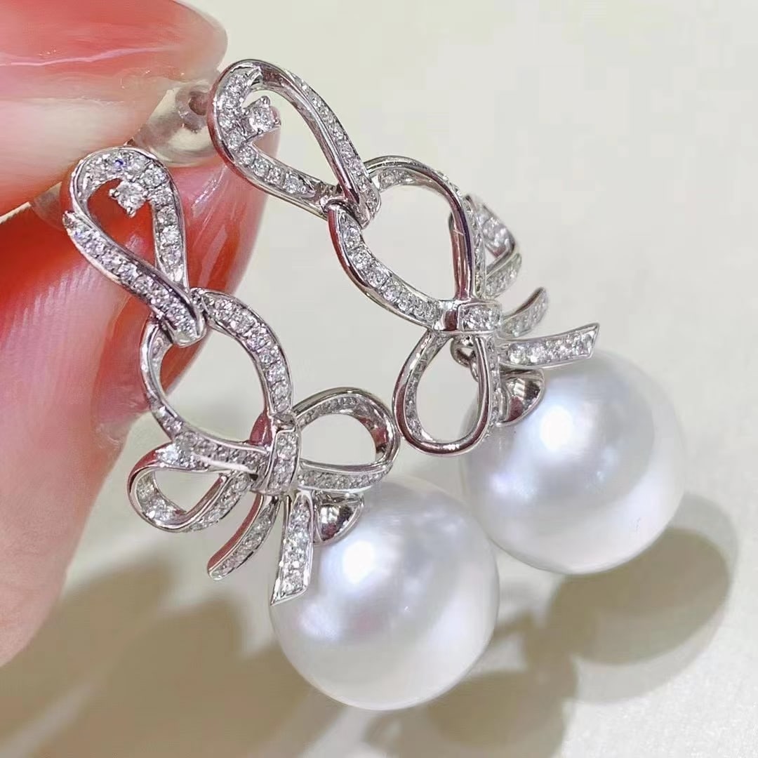 S925 Silver Slightly Flawed Pearl Earrings: Title: S925 Silver Slightly Flawed Pearl Earrings Description: These earrings are meticulously crafted from S925 silver, featuring slightly flawed round pearls with diameters of 11 to 10 millimeters, 