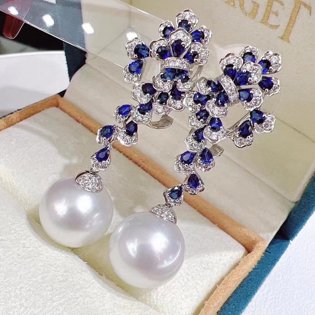 S925 Silver Slightly Flawed Pearl Earrings: Title: S925 Silver Slightly Flawed Pearl Earrings Description: These earrings are made of S925 silver, featuring slightly flawed round pearls with a diameter of 11 to 12 millimeters, showcasing an ele