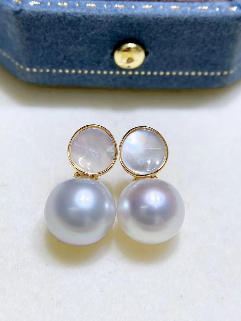 18K Gold Natural Flawless Sea Pearl Earrings: Title: 18K Gold Natural Flawless Sea Pearl Earrings Description: These earrings feature 9-10mm Australian white sea pearls as the main stones, showcasing a perfect round shape and brilliant luster, ex