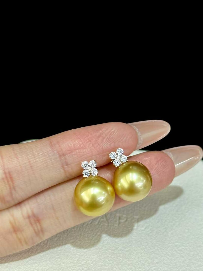 18K Gold Natural Sea Water Golden Pearl Earrings: Title: 18K Gold Natural Sea Water Golden Pearl Earrings Description: These earrings are meticulously crafted from 18K gold, featuring natural sea water golden pearls measuring 11-12mm, exuding a warm 
