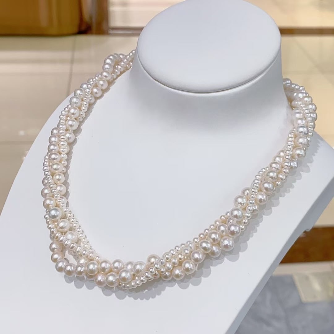 S925 Silver Slightly Flawed Freshwater Pearl Necklace: Title: S925 Silver Slightly Flawed Freshwater Pearl Necklace Description: This necklace is meticulously crafted from S925 silver, adorned with layers of freshwater pearls that showcase an elegant lust