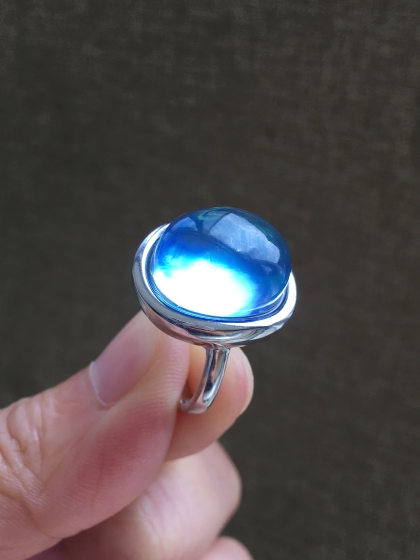 925 Silver Aquamarine Ring: Title: 925 Silver Aquamarine Ring Description: This ring is meticulously set in 925 silver, showcasing the transparency and elegance of the crystal, radiating the enchanting charm of premium Santa Mar