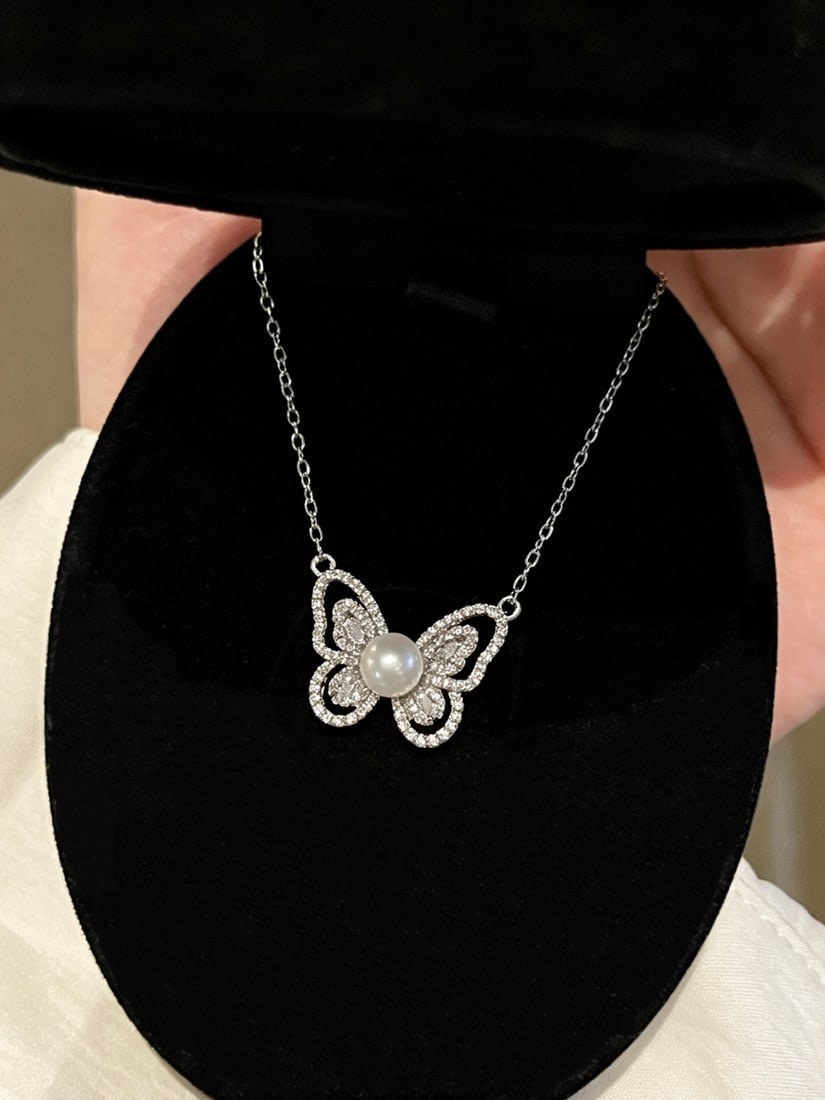 Natural Freshwater Pearl Bright Zircon Necklace: Title: Natural Freshwater Pearl Bright Zircon Necklace Description: This necklace features a 6mm natural freshwater pearl as the main stone, complemented by dazzling zircon inlays, showcasing a