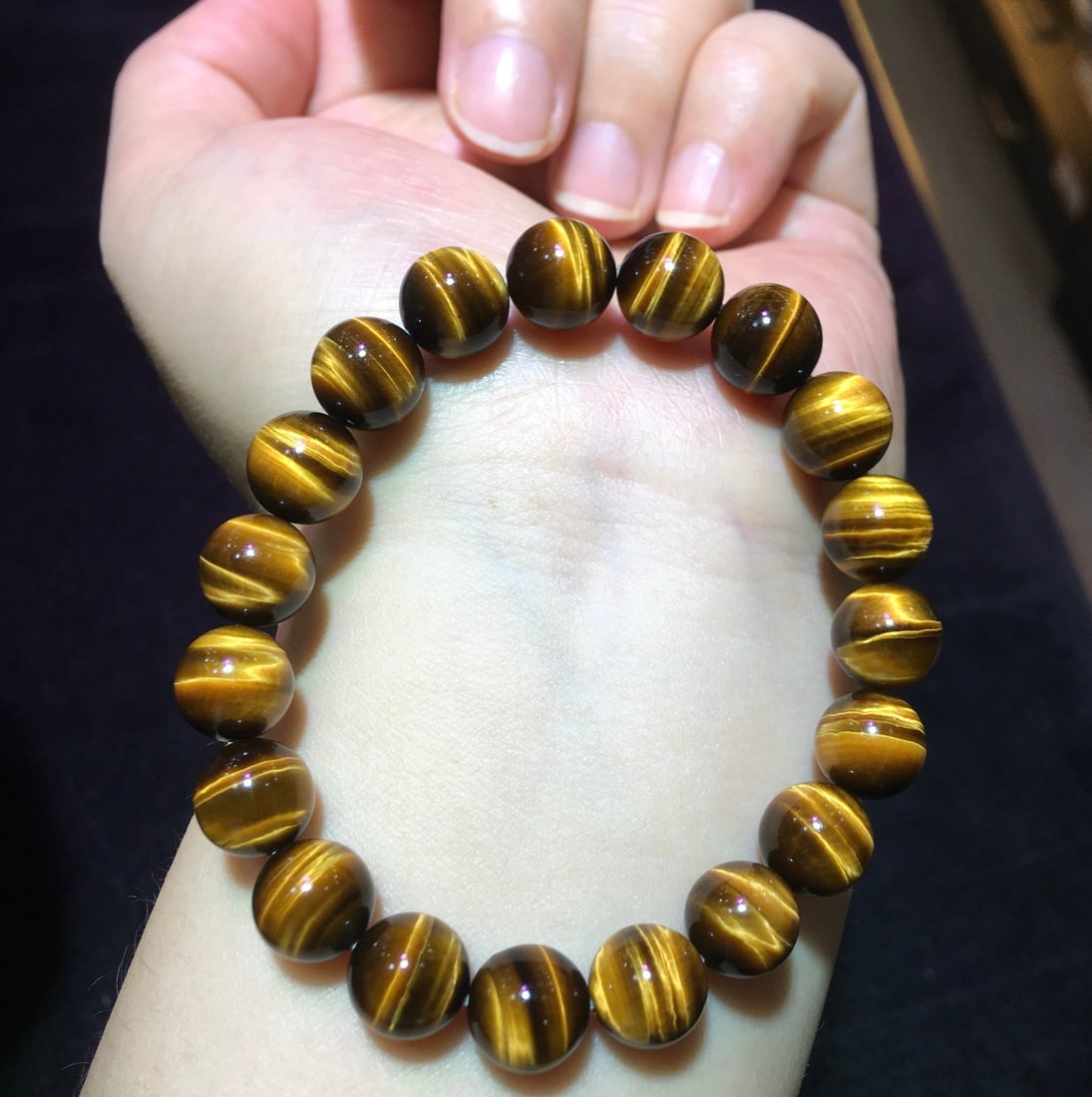 Natural Tiger's Eye Bracelet: Title: Natural Tiger's Eye Bracelet Description: This natural tiger's eye bracelet is renowned for its unique layered lightning patterns, with clear lines resembling a tiger's eye, exuding a powerful