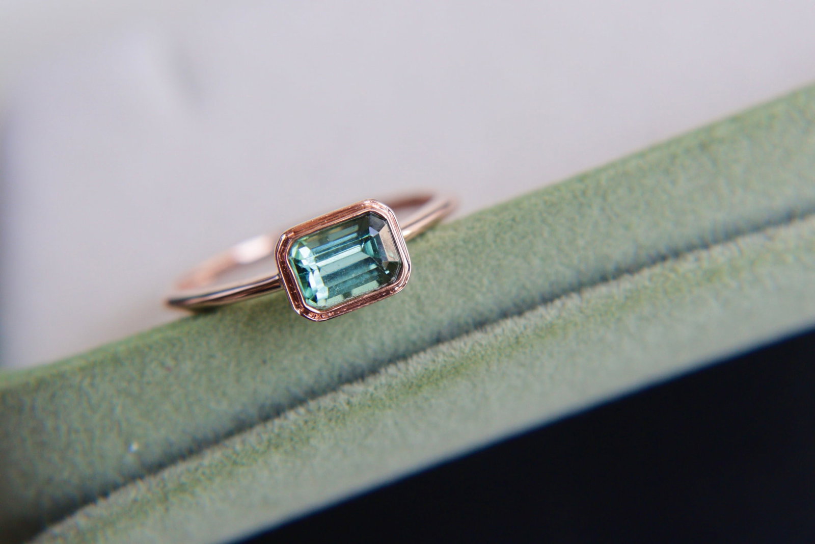 18K Gold Natural Tourmaline Ring: Title: 18K Gold Natural Tourmaline Ring Description: This 18K gold ring set with Afghan tourmaline showcases a captivating color and excellent crystal quality, embodying unparalleled nobility. (Main
