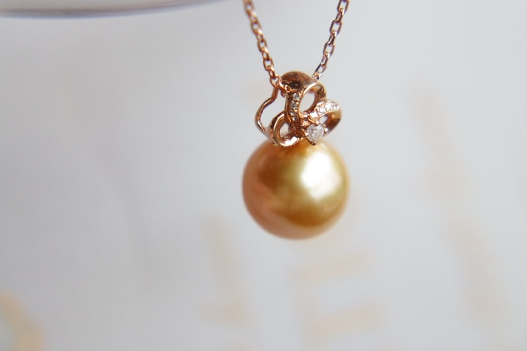 18K Gold Flawless Sea Pearl Pendant - 2