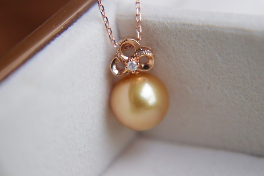 18K Gold Flawless Sea Pearl Pendant - 7