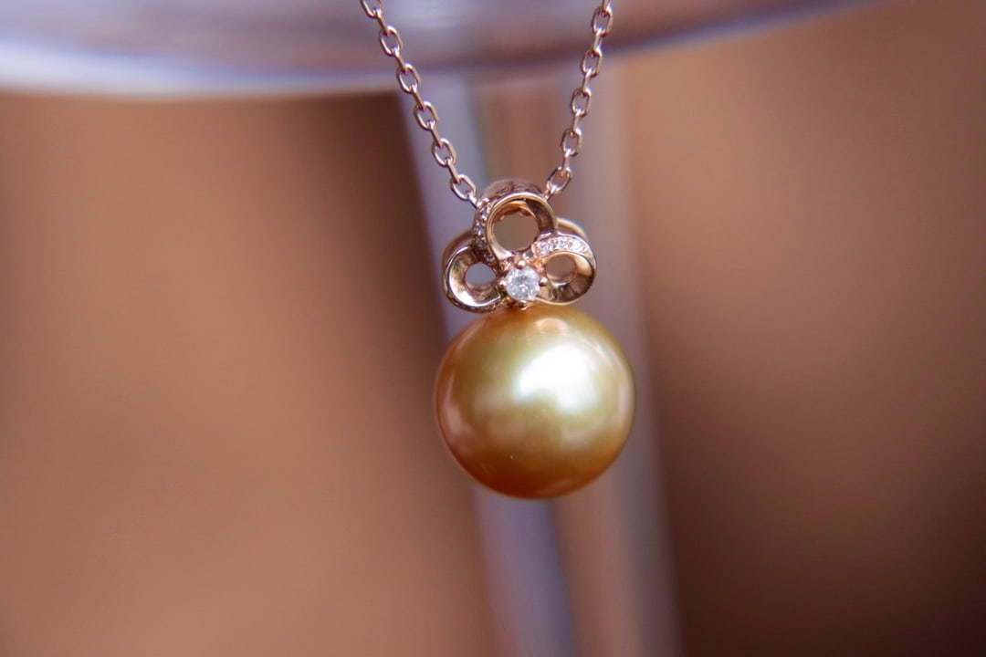 18K Gold Flawless Sea Pearl Pendant - 8