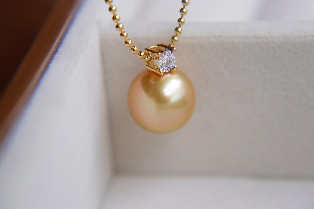 18K Gold Flawless Sea Pearl Pendant - 3