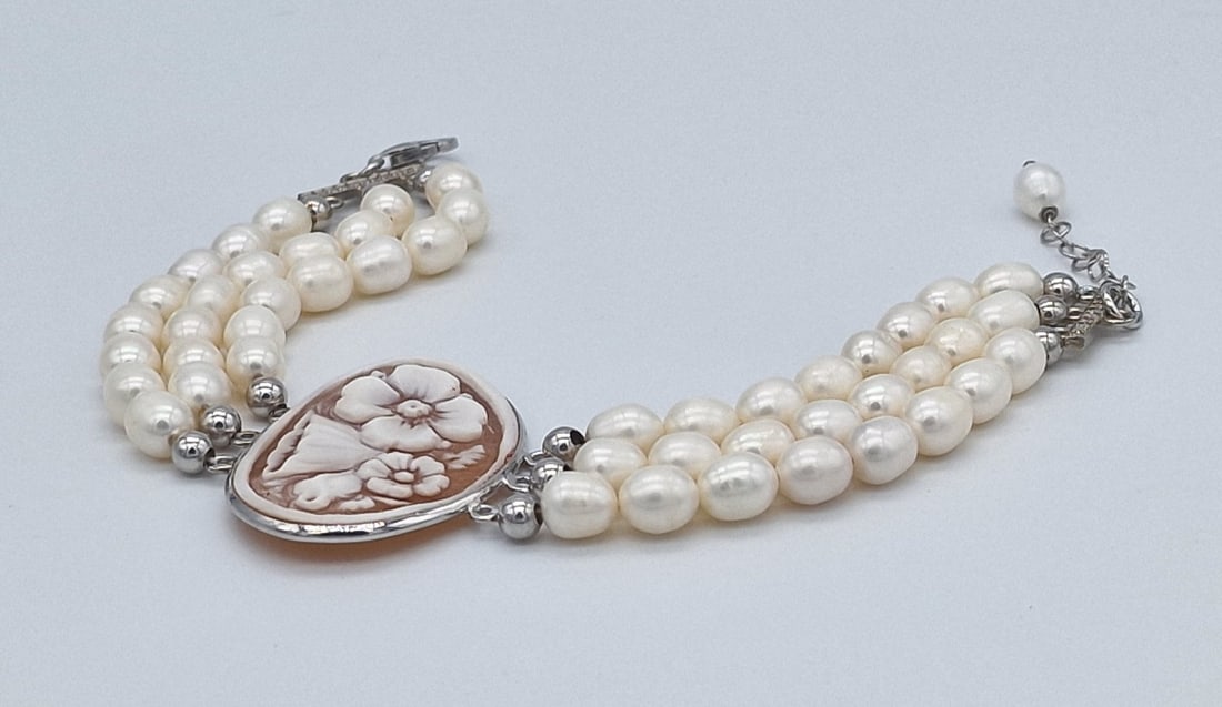3 strands of fresh water pearl bracelet with central cameo - 3
