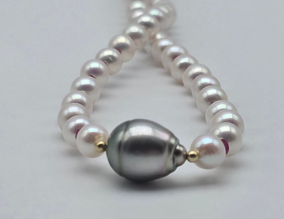 5.5 to 6 mm Akoya pearl necklace with faceted ruby ??spacers and a Tahitian pearl centerpiece, - 2
