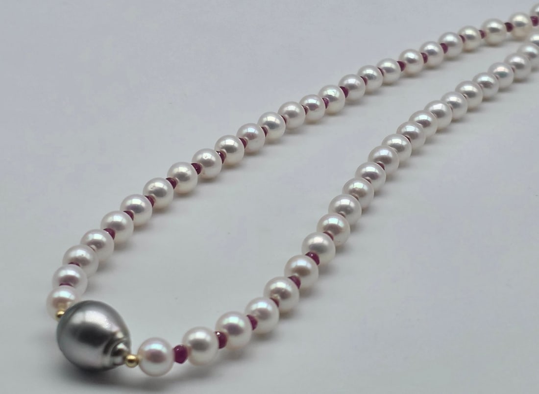 5.5 to 6 mm Akoya pearl necklace with faceted ruby ??spacers and a Tahitian pearl centerpiece, - 6