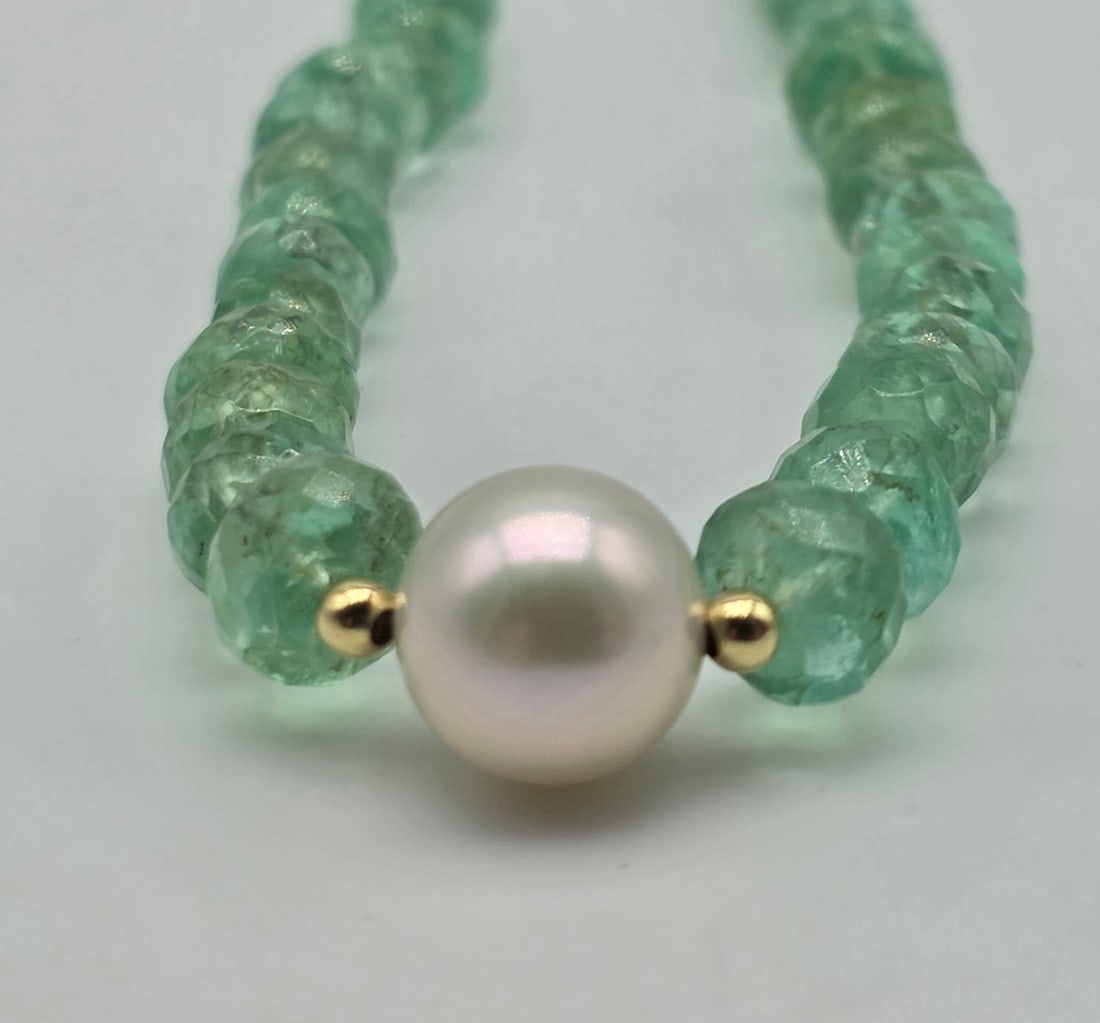 Natural emerald necklace with 8mm Akoya pearl centerpiece with spheres and 18kt solid gold clasp - 3