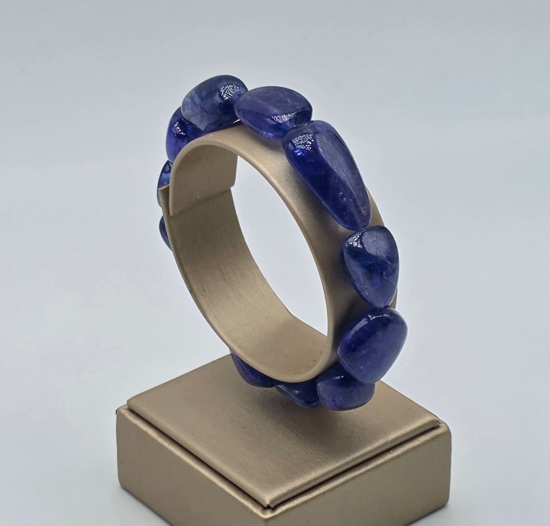 Bracelet natural tanzanite/gold 18 kt: Title:Bracelet natural tanzanite/gold 18 kt Description:Bracelet made of natural tanzanite with an 18kt (750) yellow gold clasp Total Weight: 150 Carats (ct). This significant weight gives the