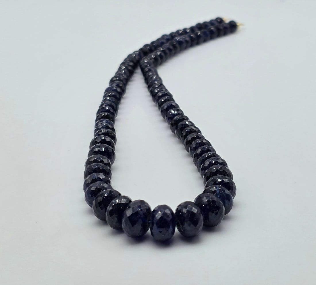 Faceted sapphire necklace, 6.5 to 15.5 mm, with 18kt (750) yellow gold clasp: Title:Faceted sapphire necklace, 6.5 to 15.5 mm, with 18kt (750) yellow gold clasp Description:Faceted sapphire necklace, 6.5 to 15.5 mm, with 18kt (750) yellow gold clasp This is a visually striking