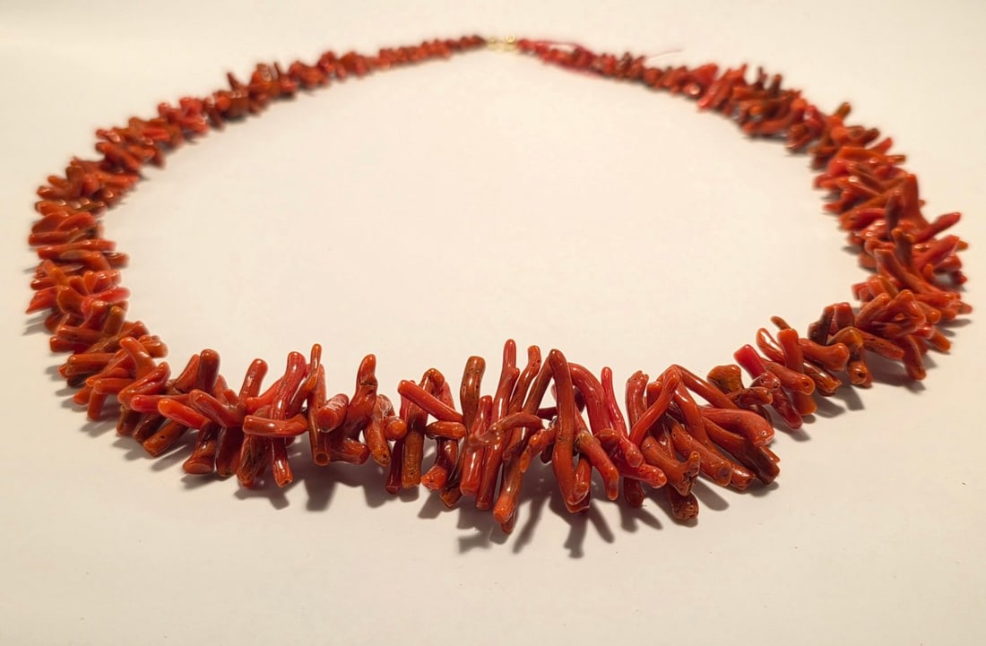 Coral fringe necklace, a timeless classic of high-quality Italian jewelry. The piece is composed of - 5