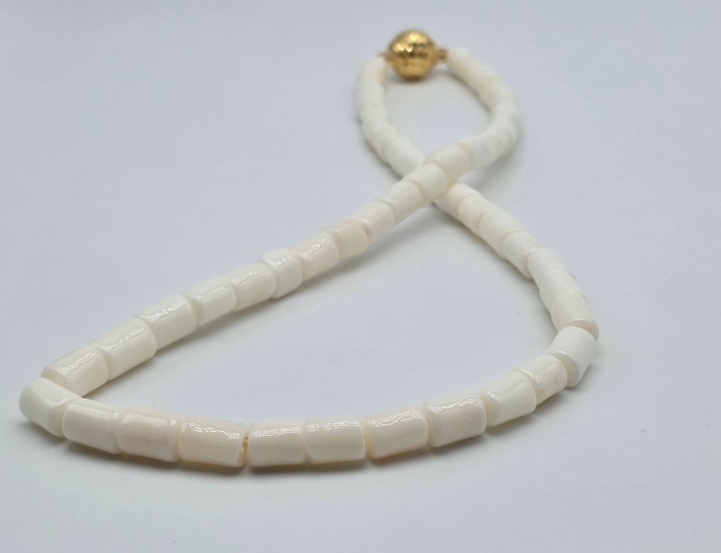 White Misu coral necklace: Title:White Misu coral necklace Description:White Misu coral necklace, barrel cut with a diamond-cut clasp in gold-plated 925 silver This type of coral is renowned for its soft, feminine color, very