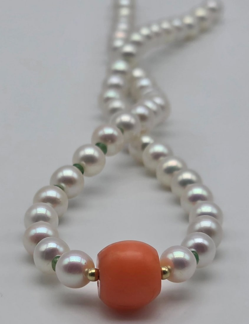 5.5 to 6 mm Akoya pearl necklace with natural emerald spacers, Sciacca coral centerpiece with: Title:5.5 to 6 mm Akoya pearl necklace with natural emerald spacers, Sciacca coral centerpiece with spheres and 18 kt (750) gold clasp Description:5.5 to 6 mm Akoya pearl necklace with natural emerald