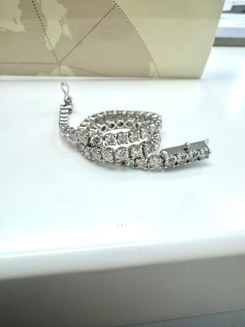 14K White gold tennis braclet 5.52CTW: Title:14K White gold tennis braclet 5.52CTW Description:14k white Gold Tennis bracelet with diamonds,Total jewllery weight:7.61grams,Set with:57 piecesX0.096= 5.52CT total weight brilliant cut