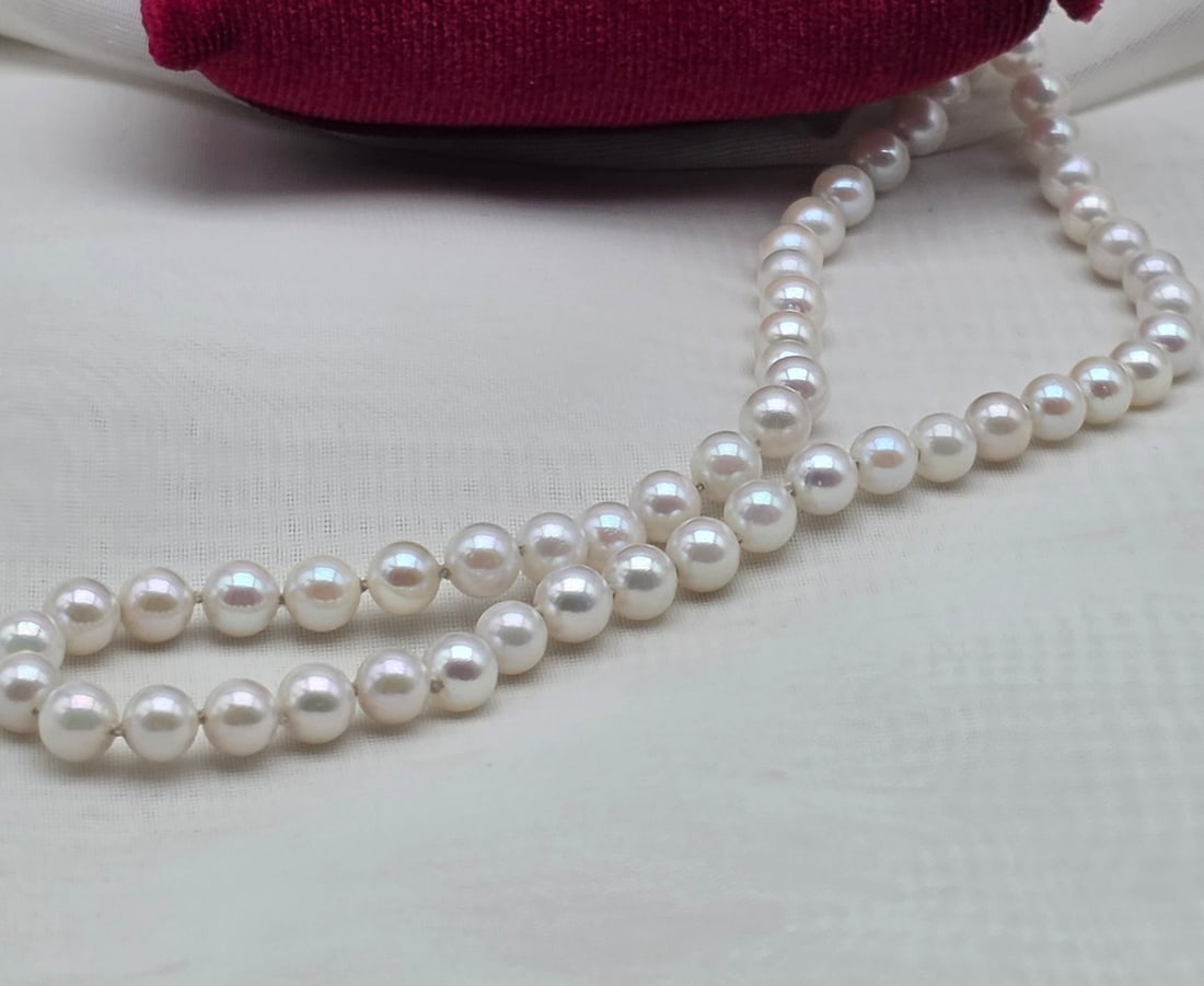 Akoya pearl necklace 5.5 to 6 mm, length 43 cm, white color with silver/rosy overtone, weight 19 g,: Title:Akoya pearl necklace 5.5 to 6 mm, length 43 cm, white color with silver/rosy overtone, weight 19 g, featuring an 18 kt yellow gold clasp. Description:This strand features a regular graduation, s