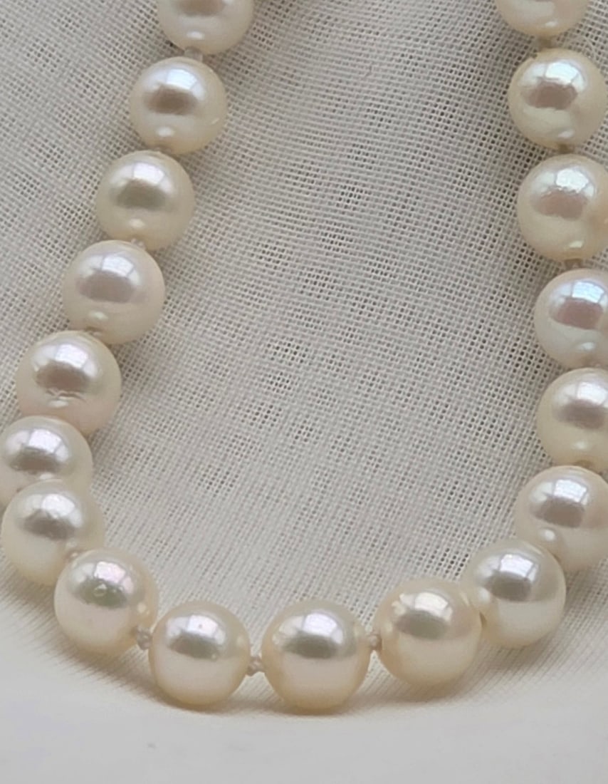 Akoya pearl necklace 5.5 to 6 mm, length 43 cm, white color with silver/rosy overtone, weight 19 g, - 5