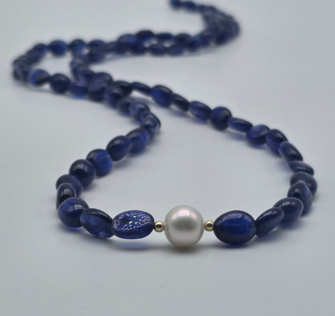 Natural sapphire necklace with a central 8.4 mm Akoya pearl, beads, and 18 kt (750) gold clasp: Title:Natural sapphire necklace with a central 8.4 mm Akoya pearl, beads, and 18 kt (750) gold clasp Description:Natural sapphire necklace with a central 8.4 mm Akoya pearl, beads, and 18 kt (750) gol