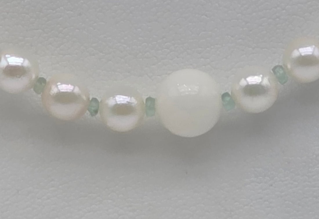High-Jewelry Necklace: Exquisite 6-6.5mm Akoya, 20ct Emeralds, and Misu Coral - 3
