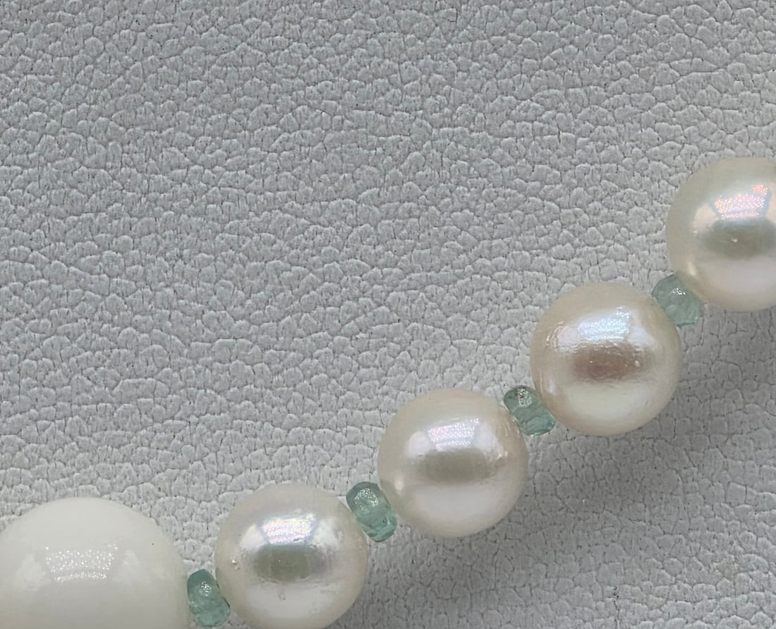 High-Jewelry Necklace: Exquisite 6-6.5mm Akoya, 20ct Emeralds, and Misu Coral - 4