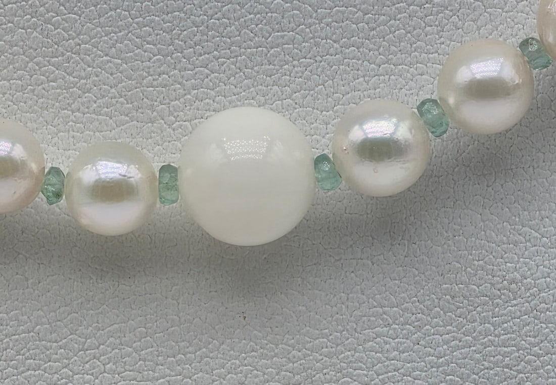 High-Jewelry Necklace: Exquisite 6-6.5mm Akoya, 20ct Emeralds, and Misu Coral - 5