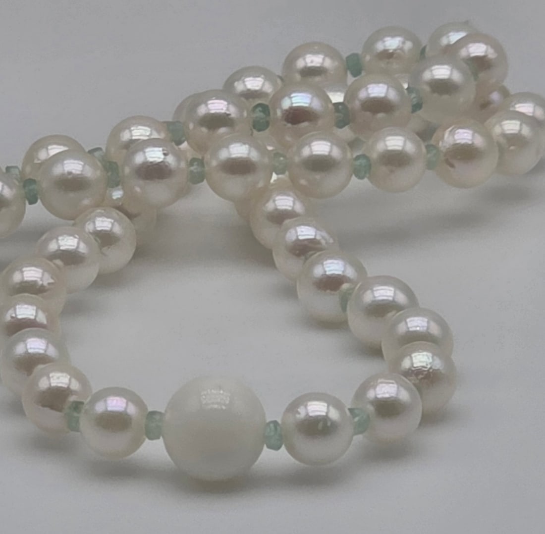 High-Jewelry Necklace: Exquisite 6-6.5mm Akoya, 20ct Emeralds, and Misu Coral - 6