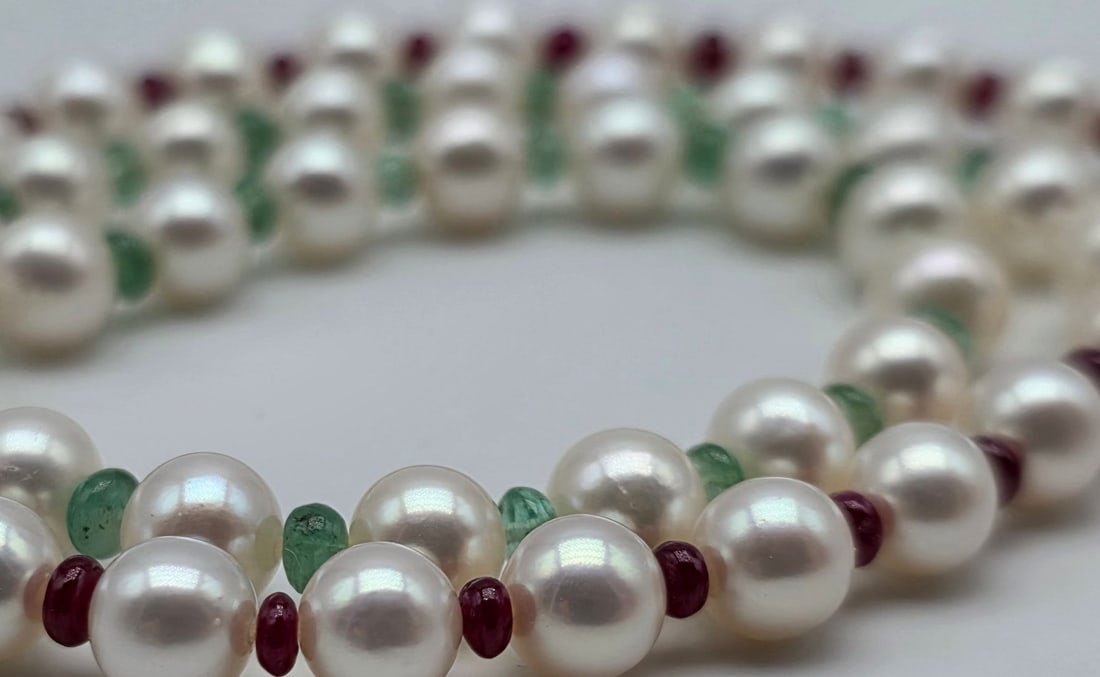 Akoya pearl necklace with emeralds and rubies, with an 18kt (750) yellow gold clasp and a central - 3