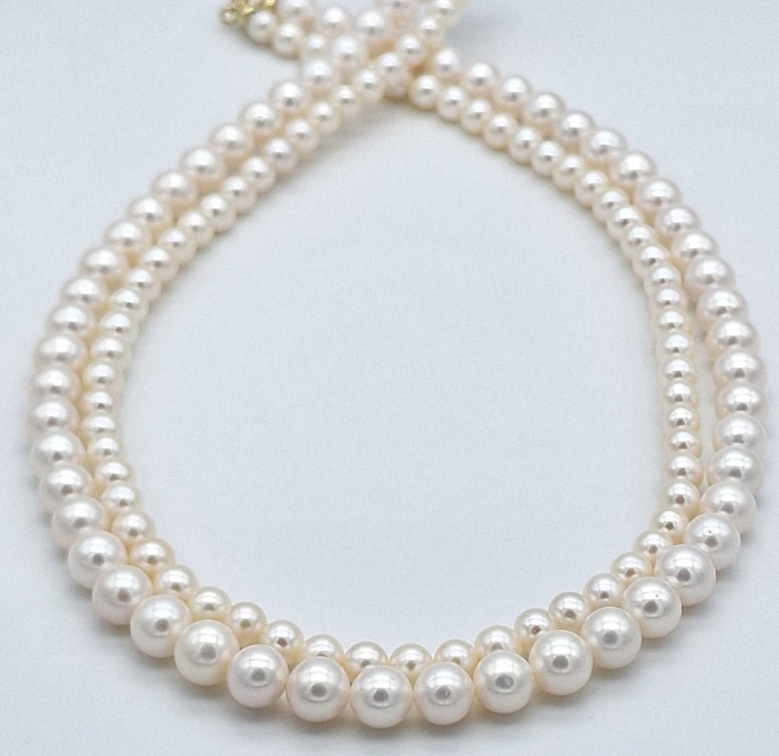 2 strand akoya pearl necklace with 18 kt yellow gold clasp: Title:2 strand akoya pearl necklace with 18 kt yellow gold clasp Description:2 strand akoya pearl necklace with 18 kt yellow gold clasp white colour silver reflection 1 string of pearls from 7 to 7.5