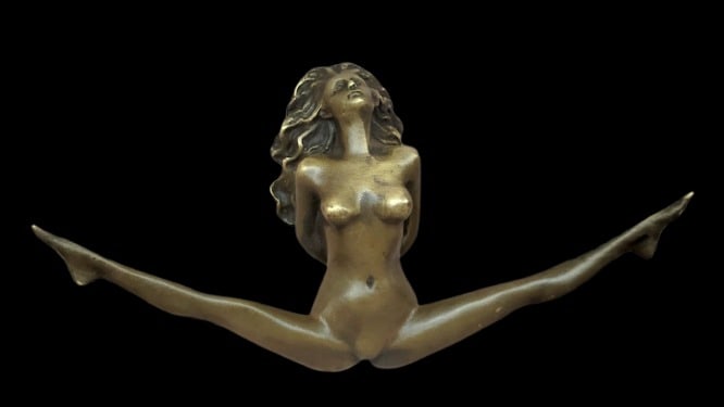 Antique Bronze Female Nude Figurine Patoue Lost Wax Art Sculpture: Title:Antique Bronze Female Nude Figurine Patoue Lost Wax Art Sculpture Description:This vintage bronze sculpture features a female nude, capturing timeless beauty and artistic allure in a classic pos